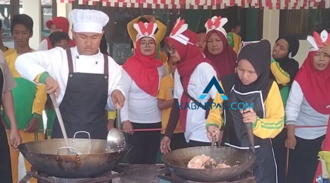 
Semarakkan HUT RI ke-80, Siswa SLBN 1 Kota Pasuruan Belajar Masak Nasi Goreng