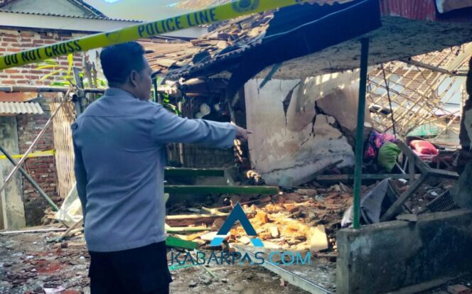 
Blarr!!! Bondet Meledak Rusak Rumah Warga di Pasrepan Pasuruan