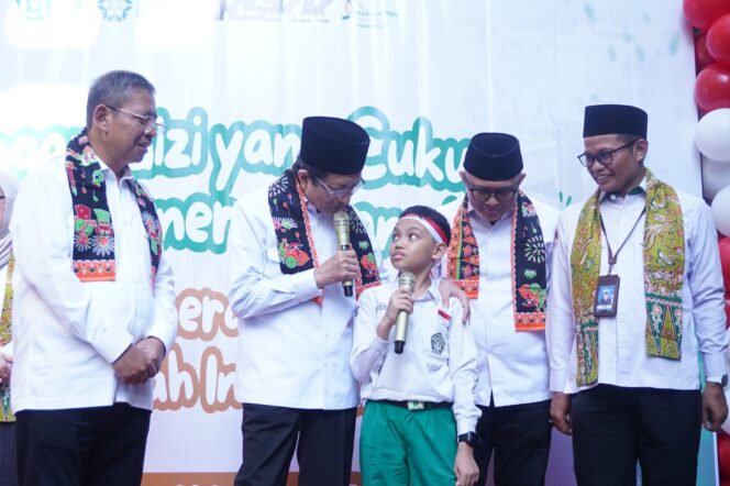 
Kemenag Tegaskan Dukungan Penuh Program Makan Bergizi Gratis di Madrasah