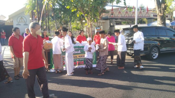 
GKI Pasuruan Bagikan Ratusan Paket Snack dan Minum Gratis untuk Jamaah Haul ke-44 KH. Abdul Hamid Pasuruan