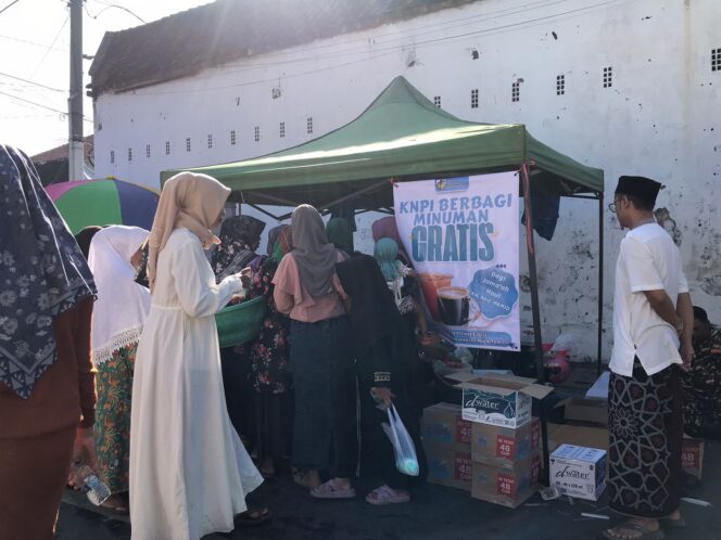 KNPI Kota Pasuruan Bagikan Ribuan Makanan dan Minuman di Haul KH. Abd Hamid