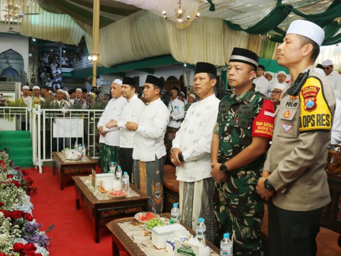 
Hadiri Haul KH. Abdul Hamid, Wali Kota dan Wakil Gubernur Jawa Timur Ajak Masyarakat Jaga Kebersamaan