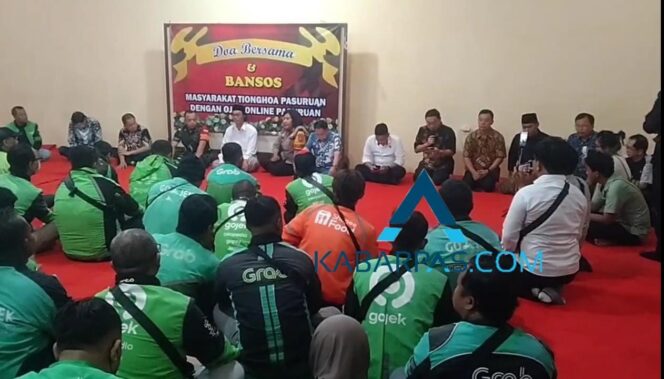 
Warga Tionghoa Ajak Ratusan Ojol dan Tukang Becak Jaga Kota Pasuruan