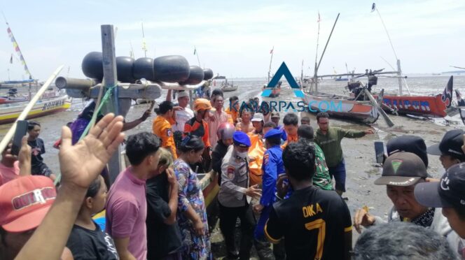 
Breaking News, Dua Nelayan Pasuruan Tewas Tergulung Ombak di Perairan Sidoarjo