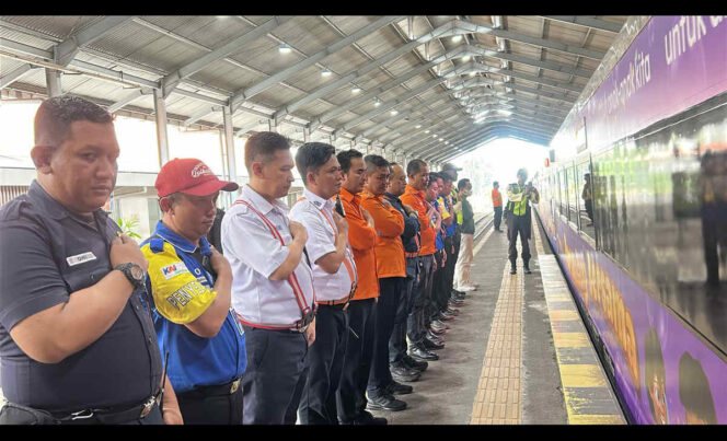 EVP KAI Daop 8 Surabaya Sapa Pelanggan untuk Tunjukkan Empati atas Keterlambatan KA