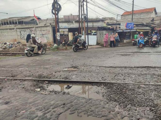 
Demi Keselamatan Perjalanan KA dan Pengguna Jalan, KAI Daop 1 Jakarta Percepat Perbaikan Perlintasan Sebidang JPL 194 Cikampek dan Dua Perlintasan Lain di Wilayah Kosambi – Dawuhan