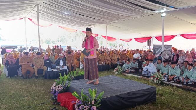 
Rindu Emak-Emak, Bupati Fawait Sambangi Pegiat Sholawat di Program Gus’e Menyapa