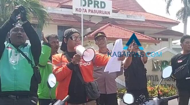 
Ratusan Ojol Geruduk DPRD Pasuruan, Keluhkan Motor Rusak Usai Isi BBM di SPBU