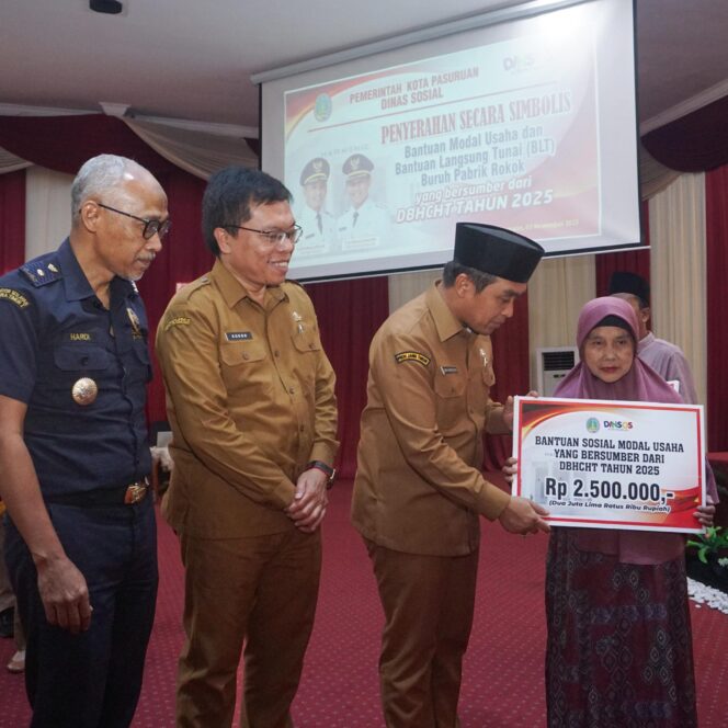 
Dorong Penguatan Ekonomi Masyarakat, Wali Kota Pasuruan Serahkan Ratusan BLT dan Bantuan Modal Usaha DBHCHT 2025