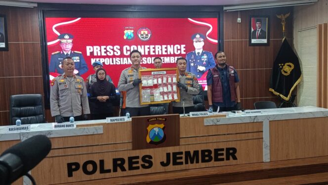 
Satresnarkoba Jember Tangkap Residivis Kelas Kakap, Sabu Hampir 1 Kg Disita