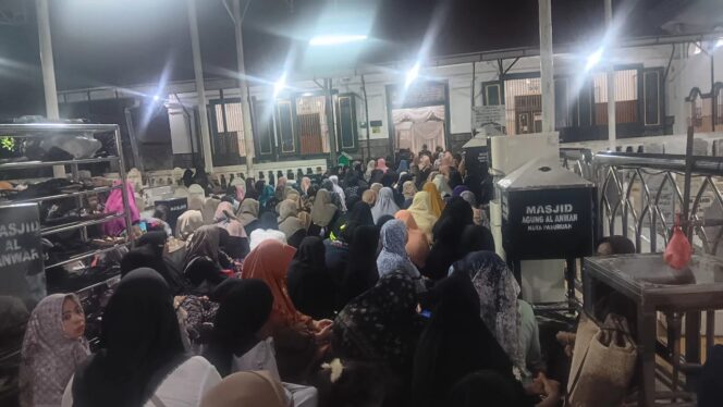 
Ratusan Jamaah Khidmat Ikuti Purnamaan Ke-XI di Kota Pasuruan