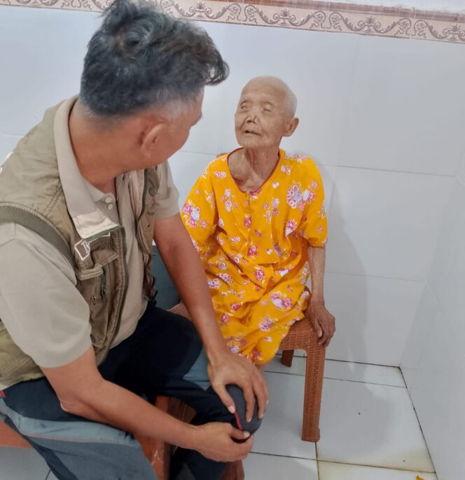 
Dinsos Jember Bergerak Cepat, Koordinasi Penjemputan Lansia Terlantar Siamah di Malang