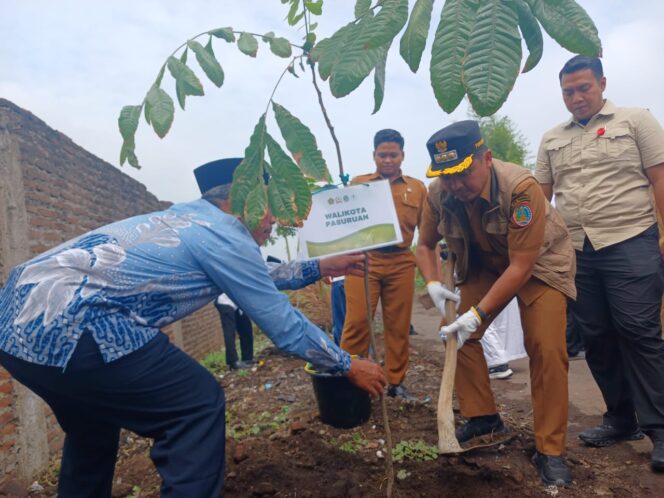 
Wali Kota Pasuruan Tanam Pohon Matoa di Pondok Pesantren SPEAM