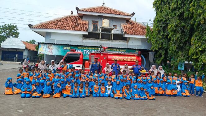 
Damkar Satpol PP Kabupaten Probolinggo Edukasi Keselamatan Penanganan Kebakaran Sejak Dini di PAUD dan TK Insan Terpadu Paiton