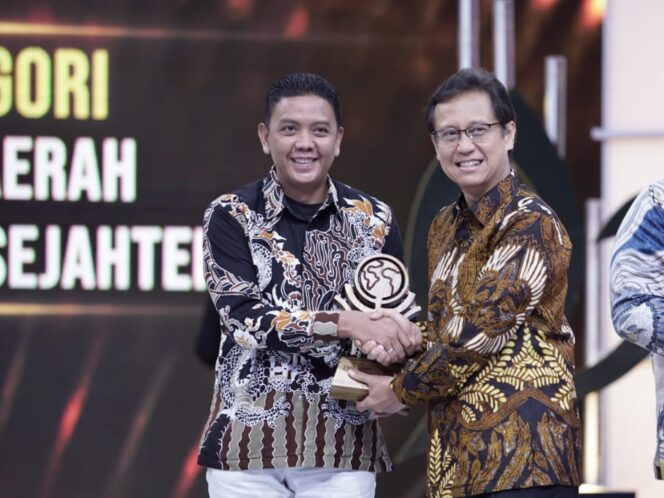 
Jember Diganjar Penghargaan Daerah Sehat dan Empat Inovasi Terbaik Jawa Timur Tahun 2025