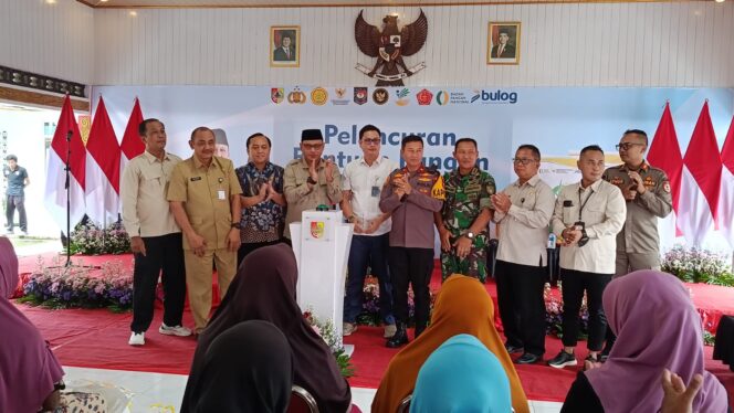 
Pemkab Jember dan Bulog Luncurkan Bantuan Pangan Oktober–November 2025, Sasar 202 Ribu Penerima