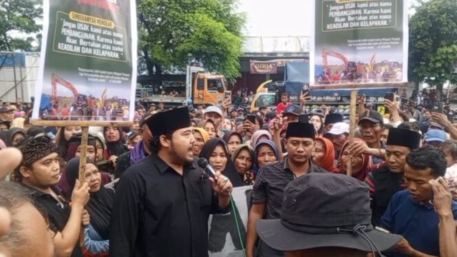 
Warga Pasuruan Gelar Aksi Demo Tolak Pembangunan Batalyon TNI AL