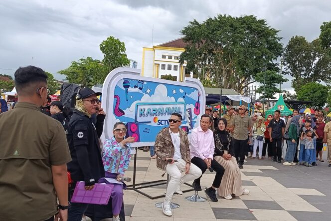 
Alun-Alun Riuh! Gus Fawait dan Ning Ghyta Jadi Pusat Perhatian di Karnaval SCTV