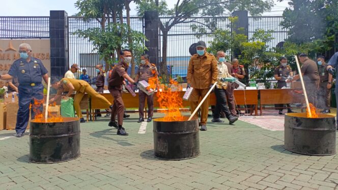 
Jutaan Batang Rokok Ilegal dan Setengah Kilogram Sabu Dimusnahkan Kejari Pasuruan