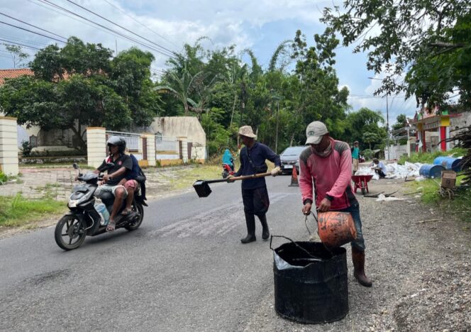 
Peningkatan Jalan Wuluhan–Arjasa Dimulai, Warga Akhirnya Bisa Bernapas Lega