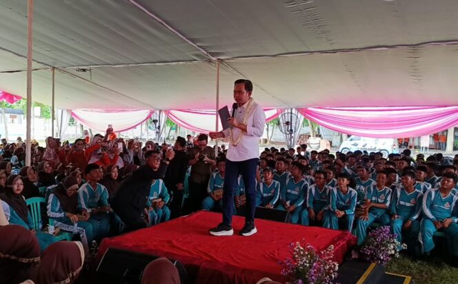 
Bangun Generasi Cerdas, Bupati Fawait Ajak Siswa Kencong Kuasai Literasi dan Pahami Kesehatan Reproduksi