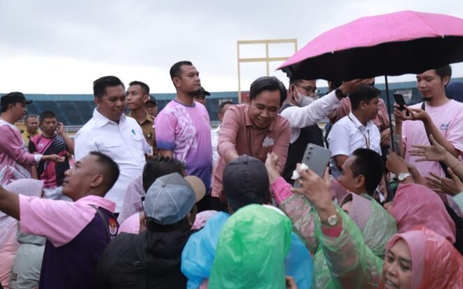 
Hujan Tak Redam Semangat, Bupati Fawait Serukan Gerakan Promosi Wisata dan Jamin TPP ASN