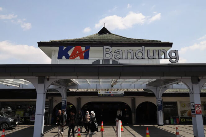 
KAI Daop 2 Bandung Himbau Pelanggan Berangkat Lebih Awal ke Stasiun Antisipasi Perubahan Kondisi Cuaca dan Kemacetan
