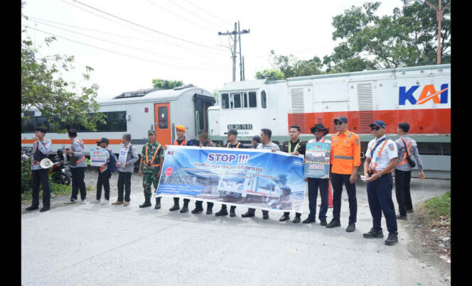 
KAI dan KAI Bandara Bersama Railfans Edukasi Pengguna Jalan di Perlintasan Sebidang Binjai