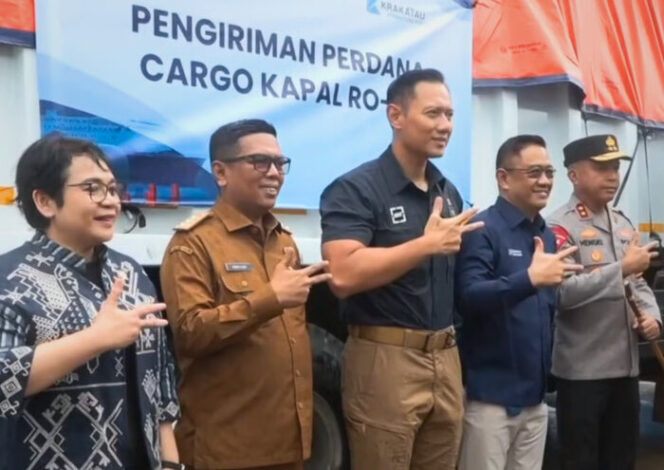 
Krakatau Steel dan Menko Infrawil, AHY Meresmikan Jalur Logistik Multimoda Cilegon