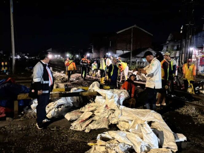 
Pekerjaan Perbaikan Geometri Jalan Rel di Mulai, KAI Daop 4 Imbau Masyarakat Berhati-Hati saat Melintasi Perlintasan KA di Jalan Kaligawe