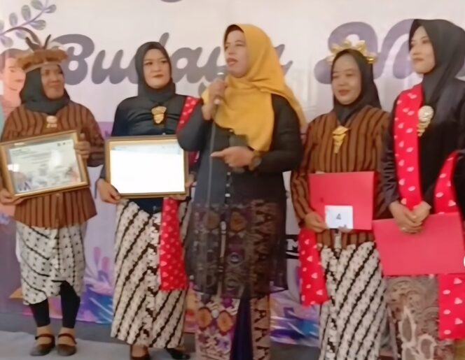 
Kolaborasi Karang Taruna-PKK Pohjentrek Hidupkan Budaya dalam Senandung Nusantara