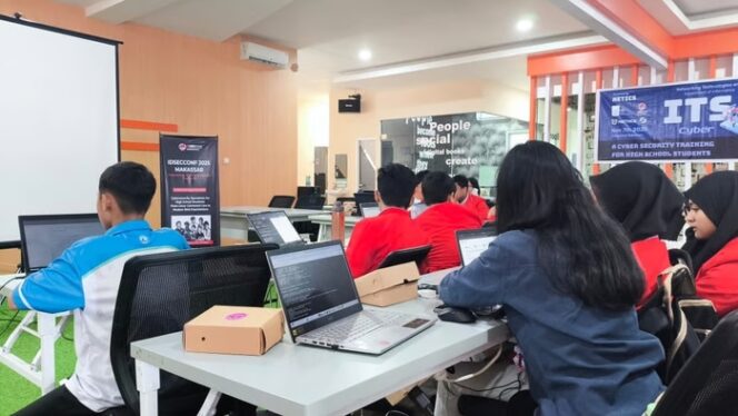 
Workshop IDSECCONF 2025 Perkuat Kompetensi Cybersecurity Pelajar, Telkom AI Connect Makassar Berikan Dukungan Penuh