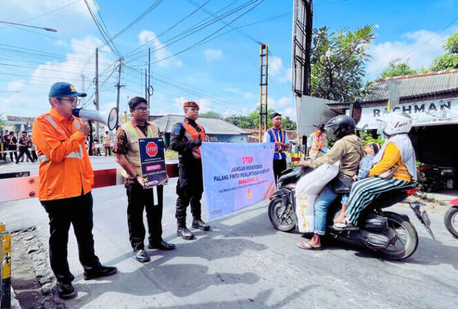 
Kecelakaan di Perlintasan Menurun, Daop 8 Surabaya Perkuat Edukasi dan Aksi Nyata Keselamatan di Perlintasan