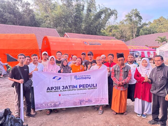 
APJII Jatim Salurkan Bantuan Ratusan Peralatan Masak untuk Korban Erupsi Semeru di Pronojiwo