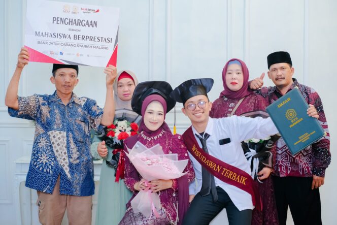 
Akhmad Saifulloh Azzamzuri, Mahasiswa UNU Pasuruan Raih Lulusan Terbaik Berkat Organisasi, Perjuangan, dan Kerja Keras