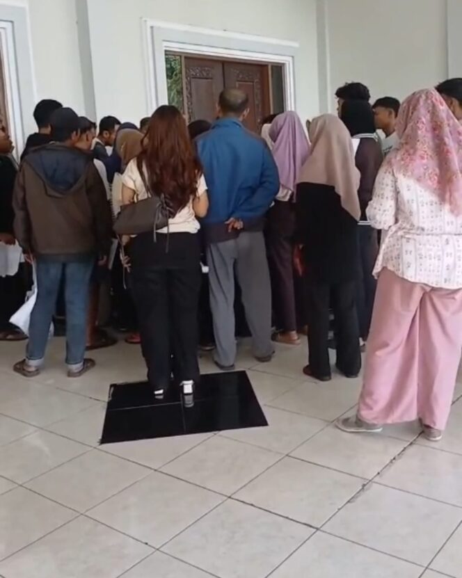 
Datang Jam 8 Selesai Jam 13, Aduan Warga Bongkar Buruknya Layanan KTP di Jember