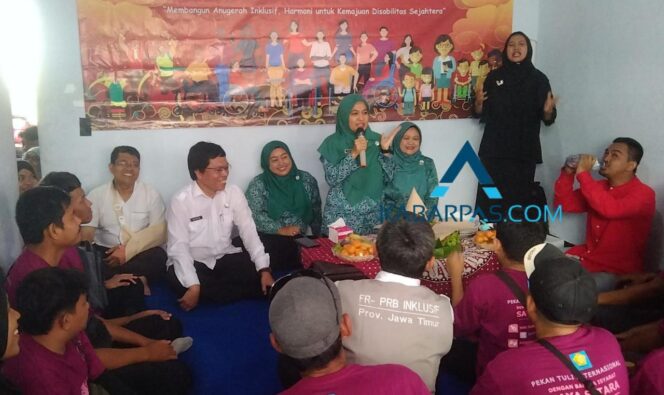 
Bunda Ani Ketua TP PKK Kota Pasuruan Apresiasi UMKM Hasil Karya Penyandang Disabilitas