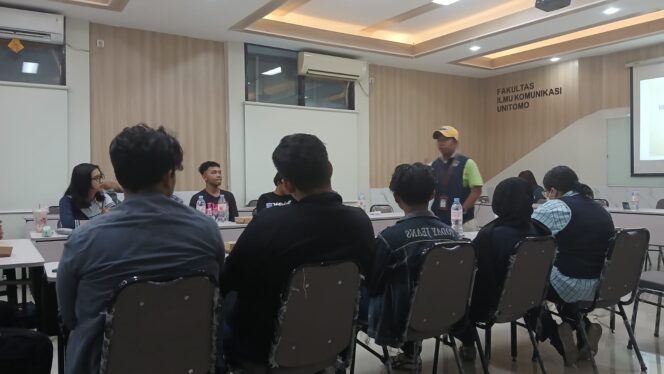 
CEO Kabarpas Berikan Pembekalan Jurnalistik untuk Mahasiswa Unitomo Surabaya