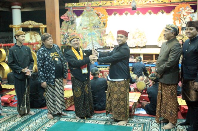 
Wali Kota Pasuruan Hadiri Pelantikan PEPADI, Tegaskan Wayang sebagai Tuntunan di Era Digital