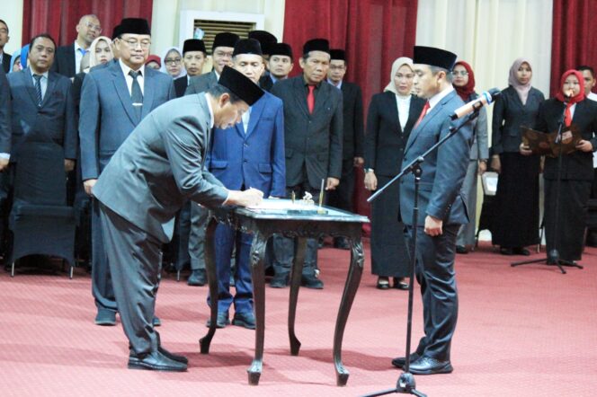 
Wali Kota Pasuruan Lantik Pejabat dan Ambil Sumpah PNS, Tekankan Pelayanan Publik dan Inovasi