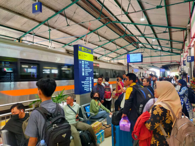 
KAI Daop 7 Madiun Catat 5 Stasiun Terbanyak Layani Penumpang di Awal Angkutan Nataru 2025/2026 Semakin Melayani Mobilitas Masyarakat di Jawa Timur