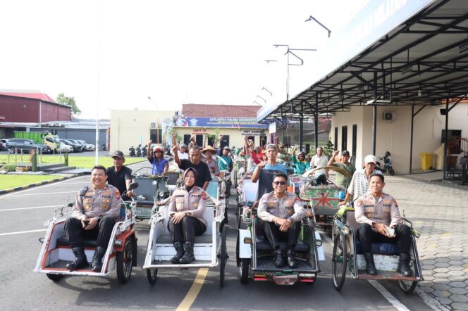 
Wujud Kepedulian dan Kebersamaan, Kapolres Mojokerto kota Bersilaturahmi dan Makan Bersama Ajak Tukang Becak, Ojol, serta Jukir
