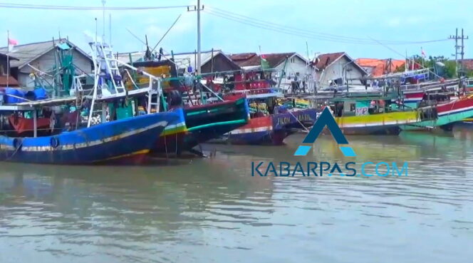 
Cuaca Ekstrem Melanda Pesisir Pasuruan, Nelayan Memilih Libur Melaut demi Keselamatan