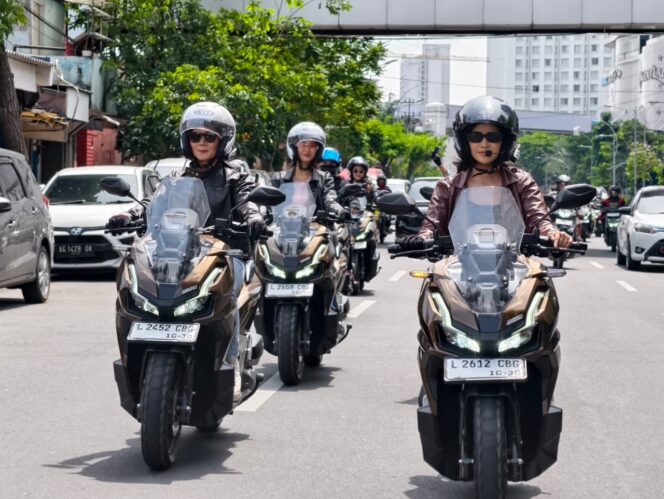 
Women Ride New Honda ADV160, Lady Bikers Jelajahi Pesona Heritage Kota Surabaya