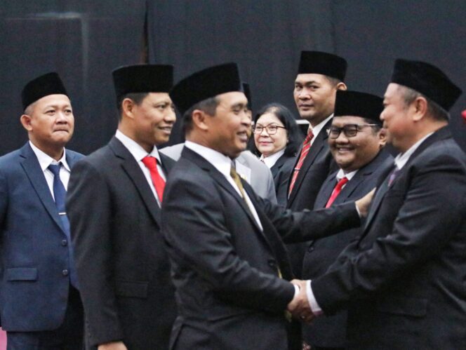 
Wali Kota Pasuruan Lantik 55 Pejabat Administrator dan Pengawas, Tekankan Integritas ASN dan Pelayanan Publik