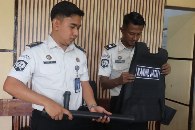 
Antisipasi Gangguan Kamtib, Rutan Kraksaan Rutin Periksa Inventaris Keamanan