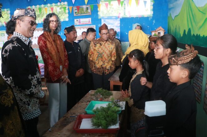 
Penerapan Pembelajaran Kelas Rangkap dan Terdiferensiasi Dongkrak Literasi dan Numerasi di Sekolah Pegunungan Kabupaten Probolinggo