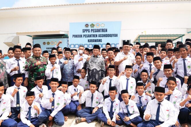
Menag Resmikan Unit SPPG dan Serahkan Bantuan untuk Pondok Pesantren Asshiddiqiyyah Karawang