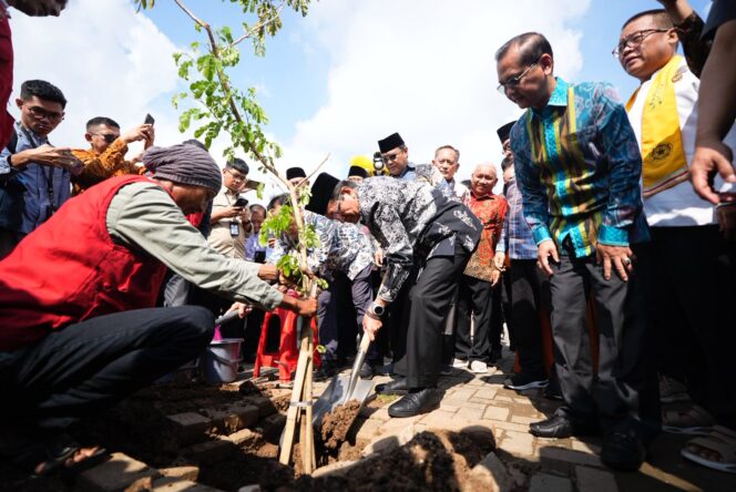 
Rawat Toleransi, Menag Salurkan Bantuan ke Vihara Sian Djin Ku Poh dan Tekankan Kemudahan Izin Rumah Ibadah
