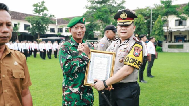 
Kapolres Jombang Beri Apresiasi Penghargaan kepada Personel Polri, TNI, dan Masyarakat Berprestasi